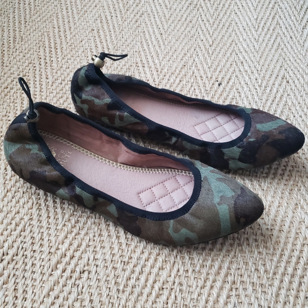 Vince Camuto Jemilla camo flats sz 7.5